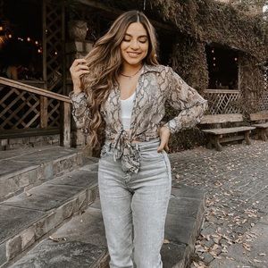 SNAKE PRINT BUTTON UP